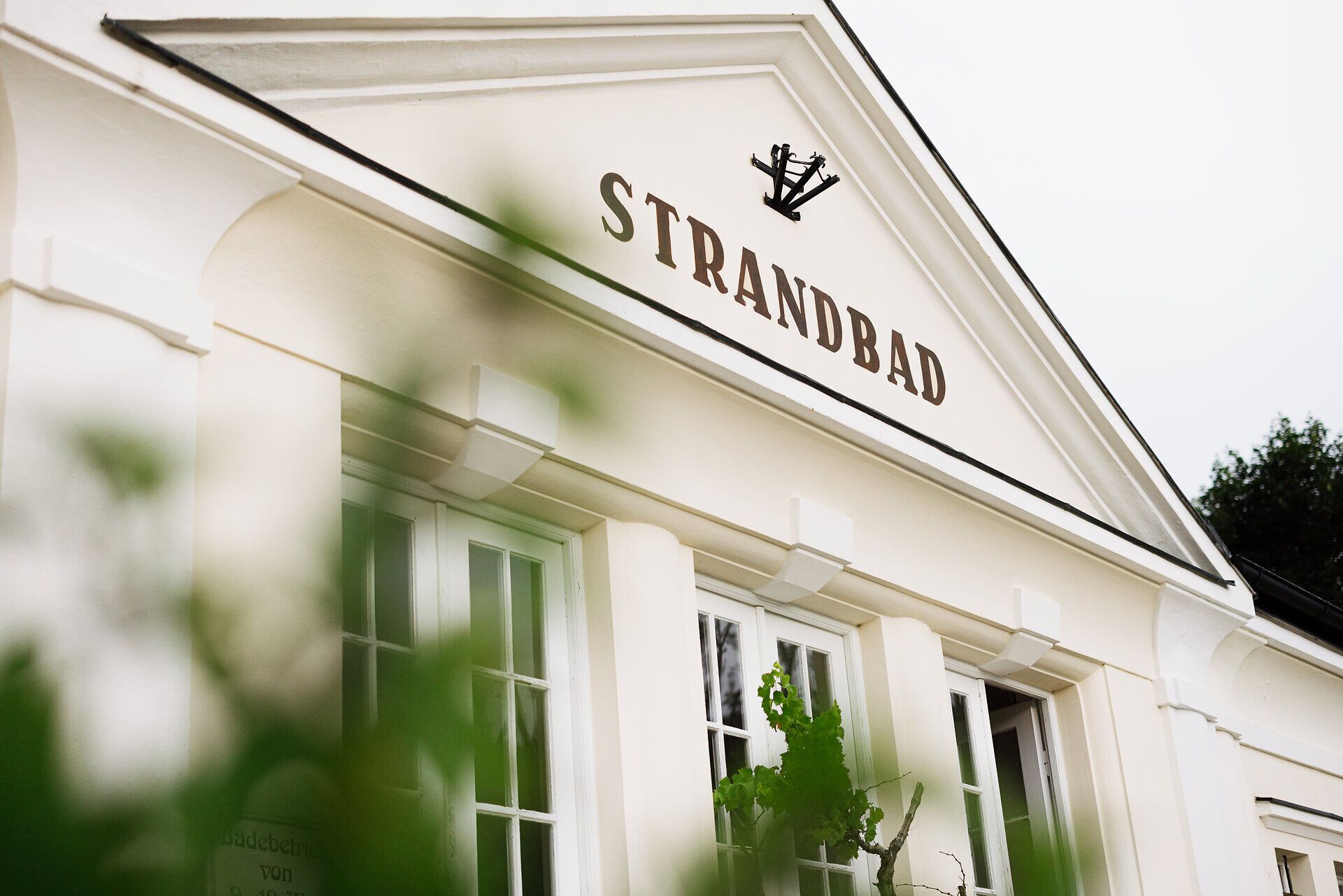 Das Alpenstrandbad Edlach lädt mit seiner charmanten Architektur und der ruhigen Atmosphäre zum Verweilen ein. Umgeben von üppigem Grün und der majestätischen Kulisse der Wiener Alpen, ist dieser Ort ein perfektes Ziel für Erholungssuchende und Naturliebhaber.