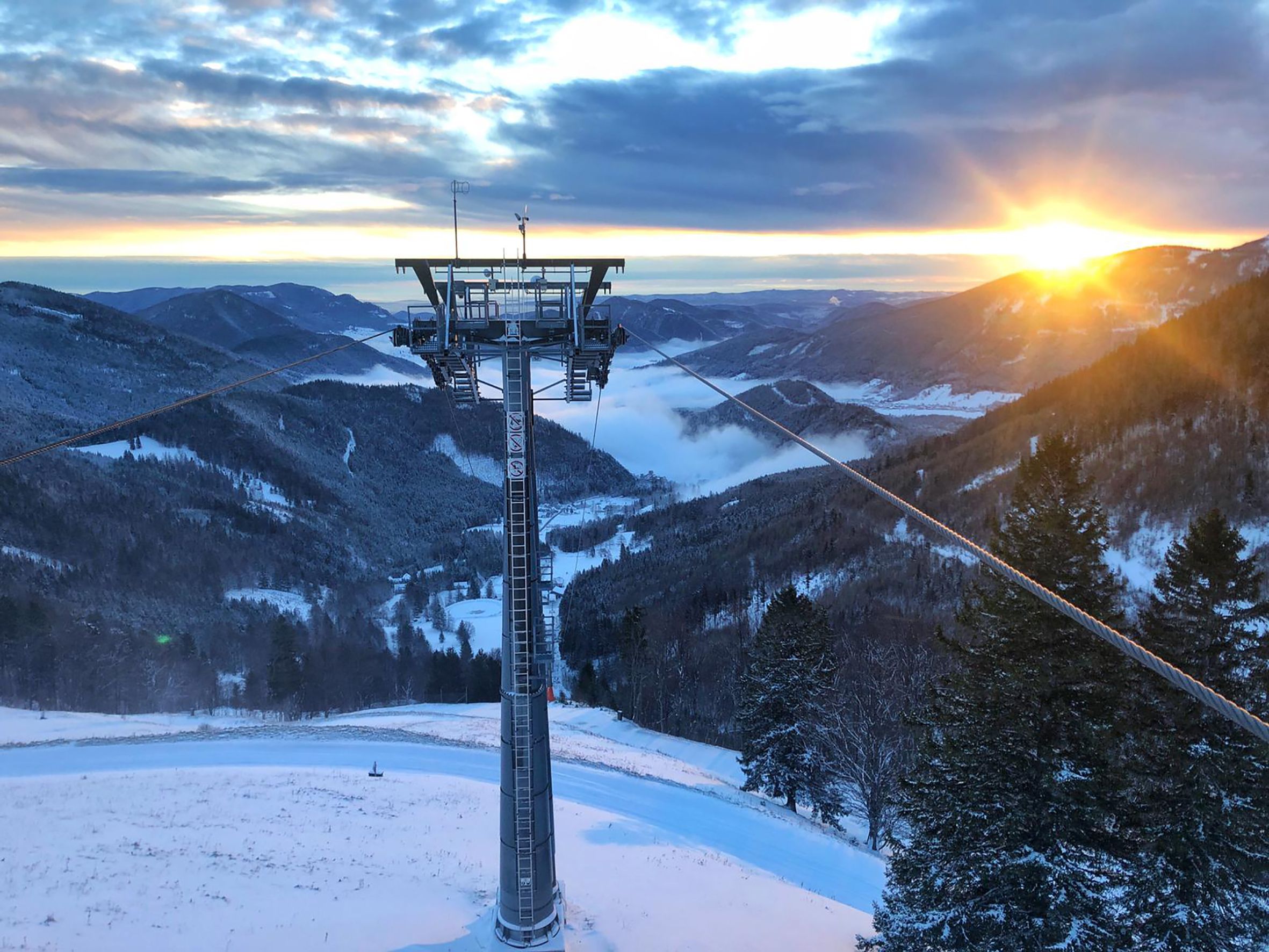 Sesselbahn Losenheim im Winter bei Sonnenaufgang
