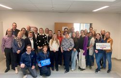 Rund 25 Teilnehmer eines Workshops stehen für ein Gruppenbild zusammen und halten ein Wiener Alpen Schild und ein Wienerwald Schild in ihren Händen.