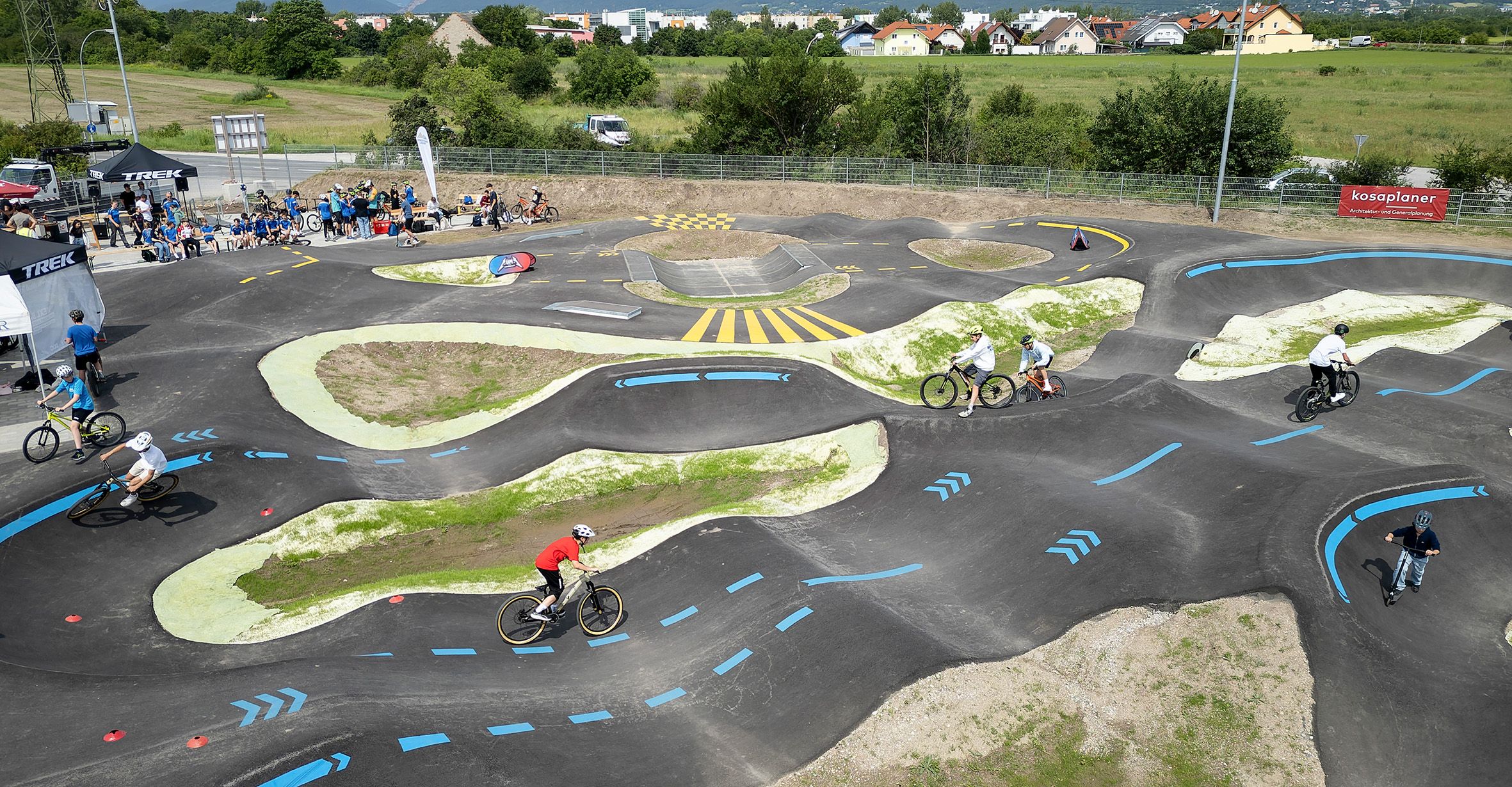 Pumptrack mit Radfahrern in Wiener Neustadt.