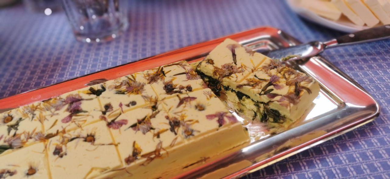 Kuchen mit Früchten auf einem Tablett am Tisch