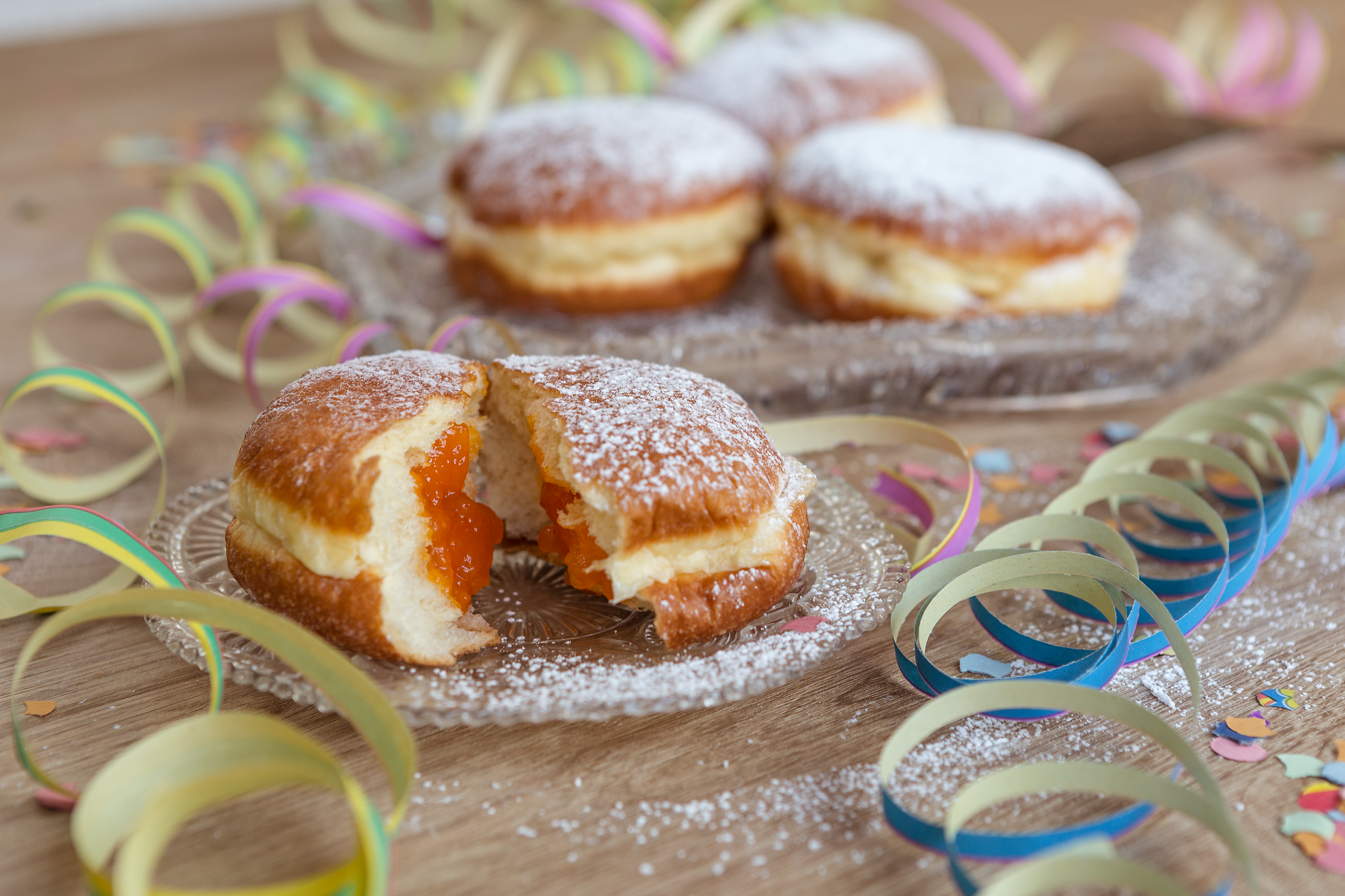 Die köstlichen Faschingskrapfen, gefüllt mit fruchtiger Marmelade und bestäubt mit Puderzucker, laden zum Genießen ein. Umgeben von bunten Feierlichkeiten und fröhlichen Dekorationen, versprühen sie den Charme des Weinviertels während der Faschingszeit.