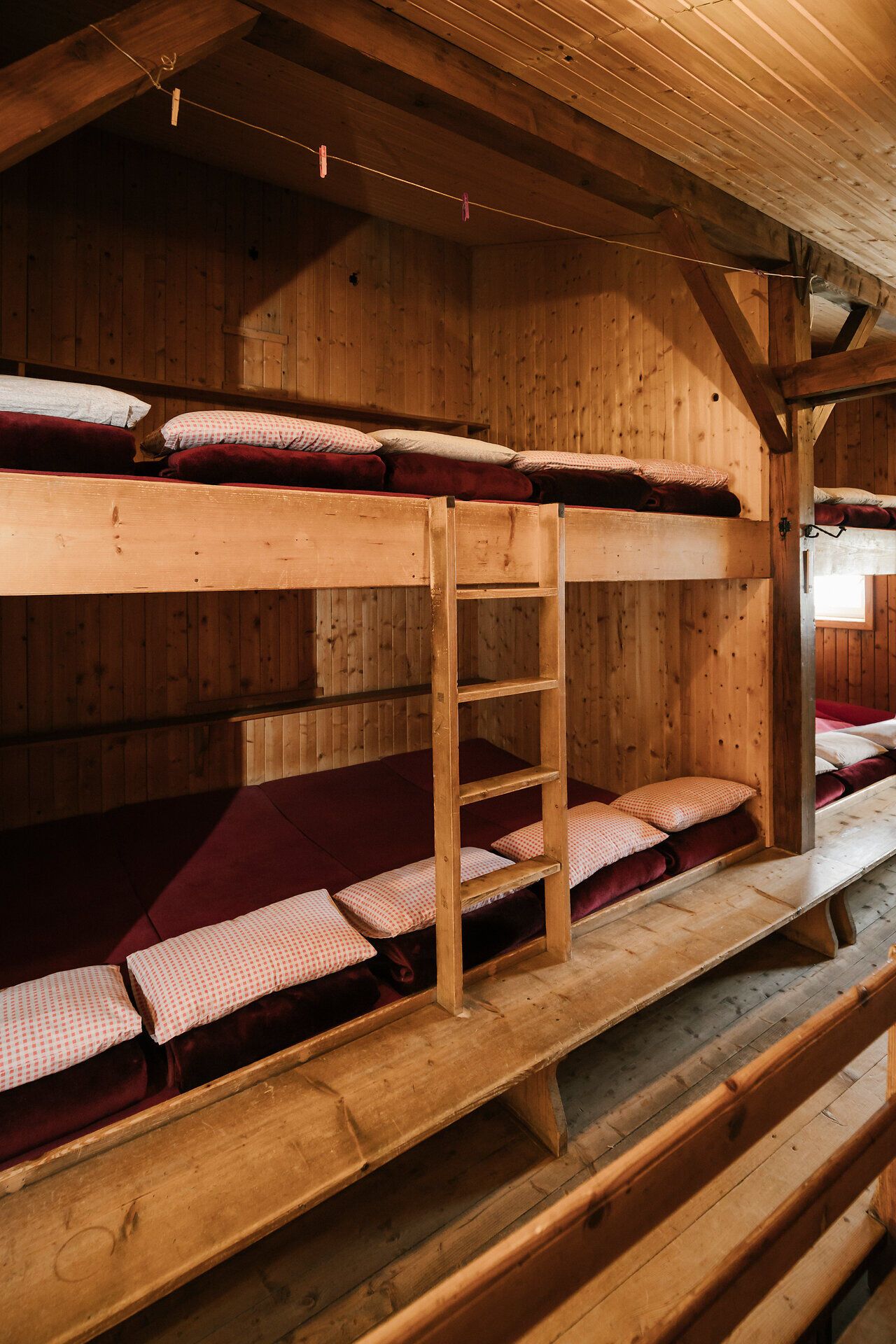 Schlaflager in der Fischerhütte am Schneeberg mit einfachen Stockbetten aus Holz