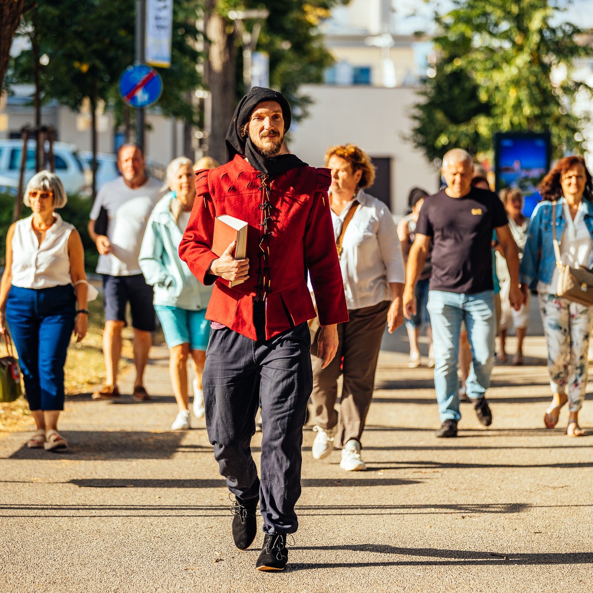 Viele Menschen spazieren in der Fußgängerzone. 