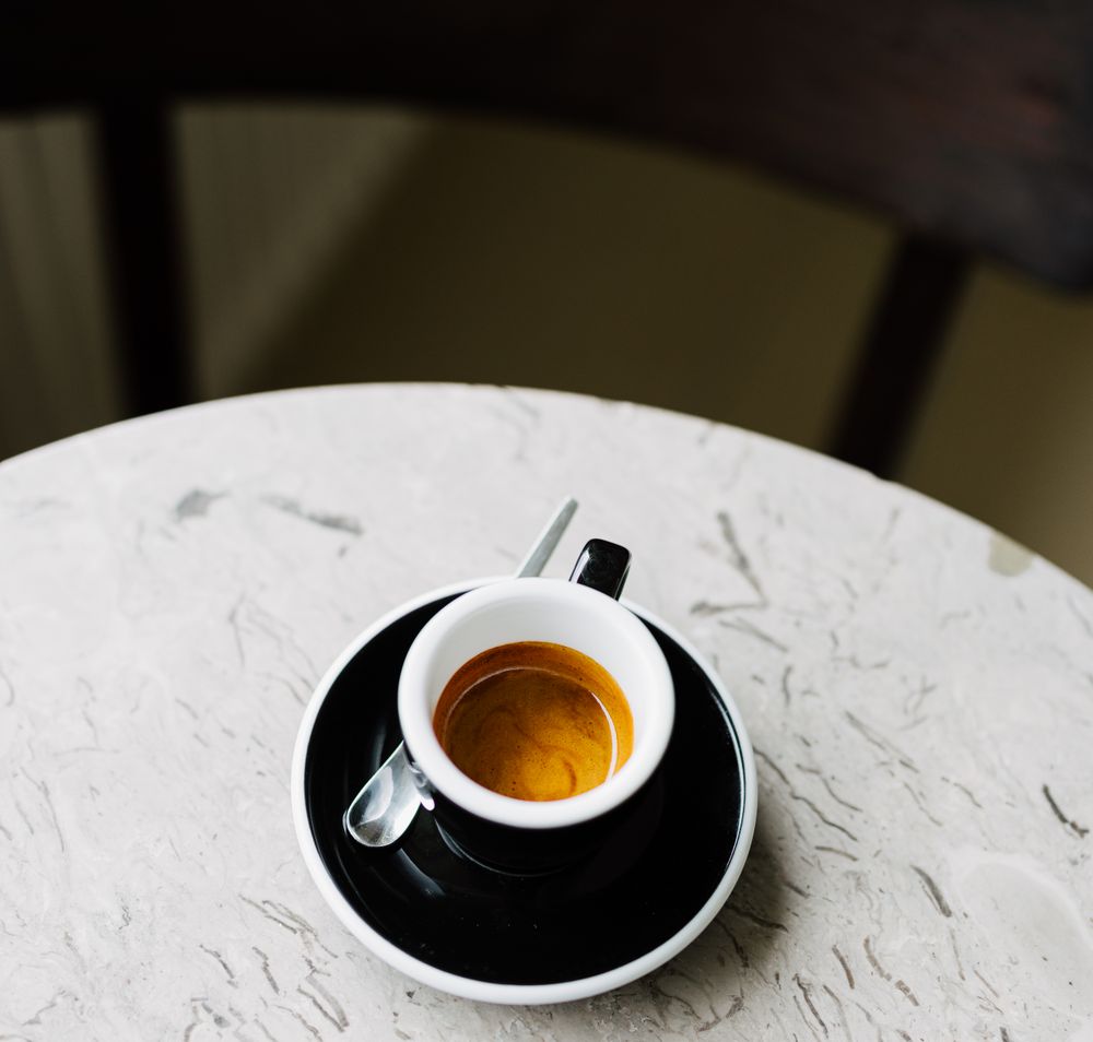 Inmitten der malerischen Kulisse der Wiener Alpen strahlt der Küchenchef Tomaž Fink in seiner weißen Kochjacke. Seine Leidenschaft für die regionale Küche spiegelt sich in jedem Detail wider, während er die Gäste auf eine kulinarische Reise einlädt, die die Aromen der Umgebung zelebriert.