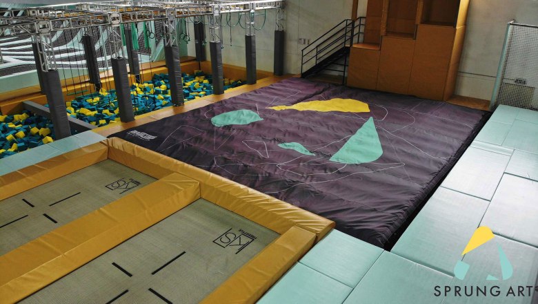 Trampolinpark mit Schaumstoffgrube und Sprungmatte.