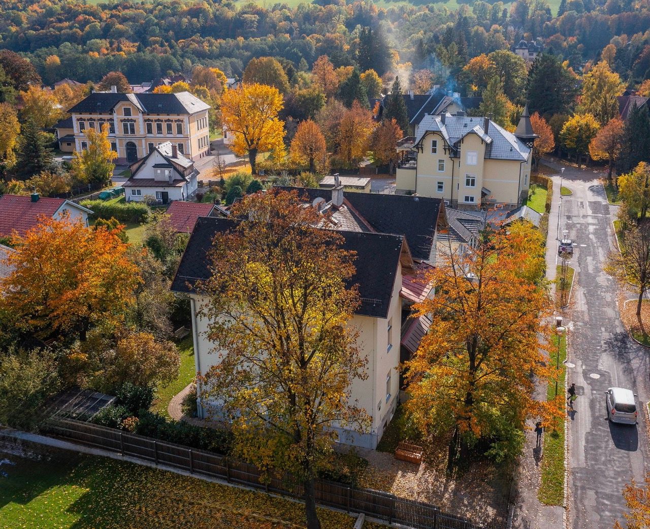 Luftaufnahme von Payerbach im Herbst mit bunten Bäumen und Gebäuden.