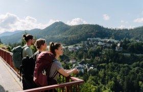 Drei Wander:innen genießen den Ausblick am Semmering, © NÖW_Robin Uthe