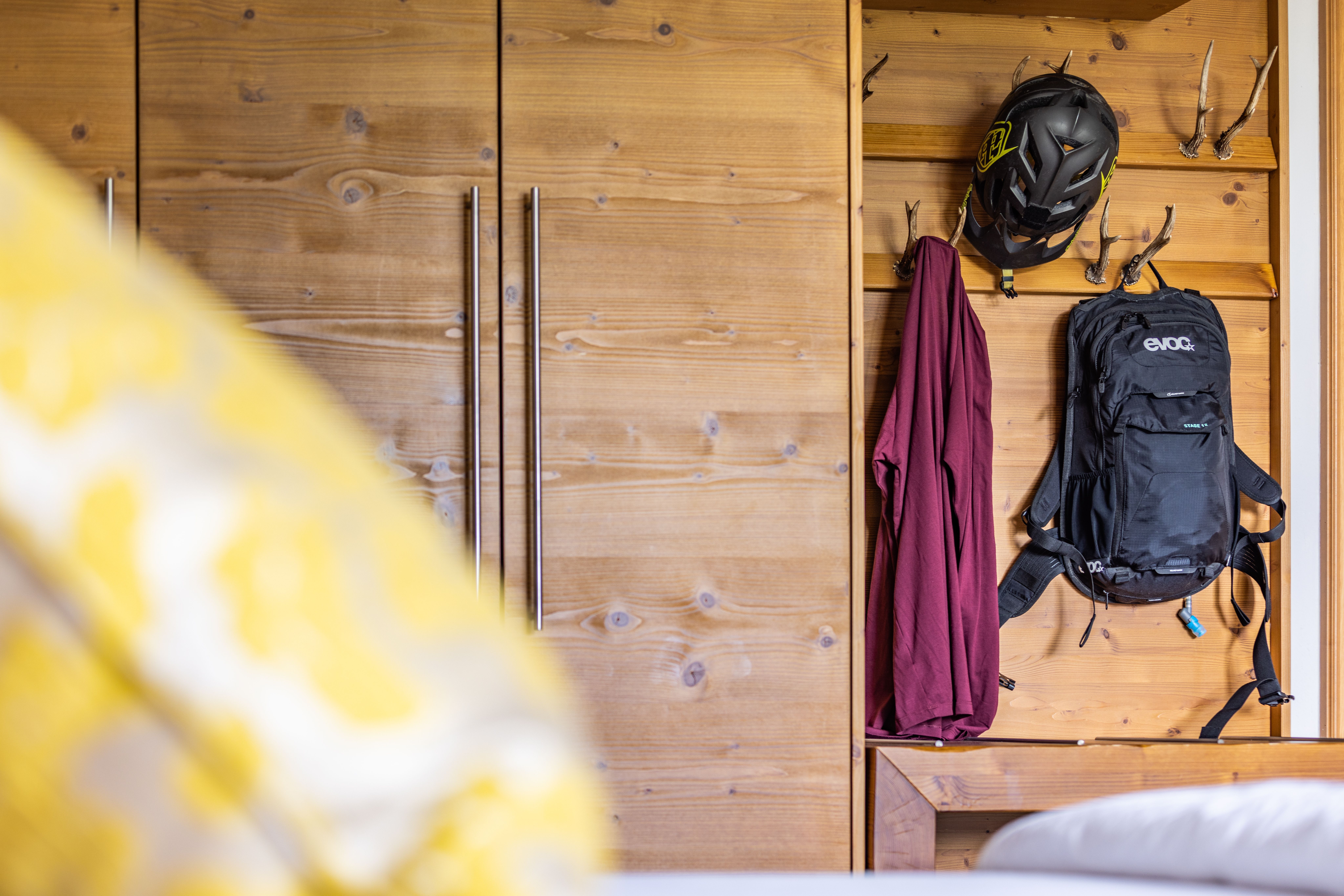 Radausrüstung im Hotelzimmer