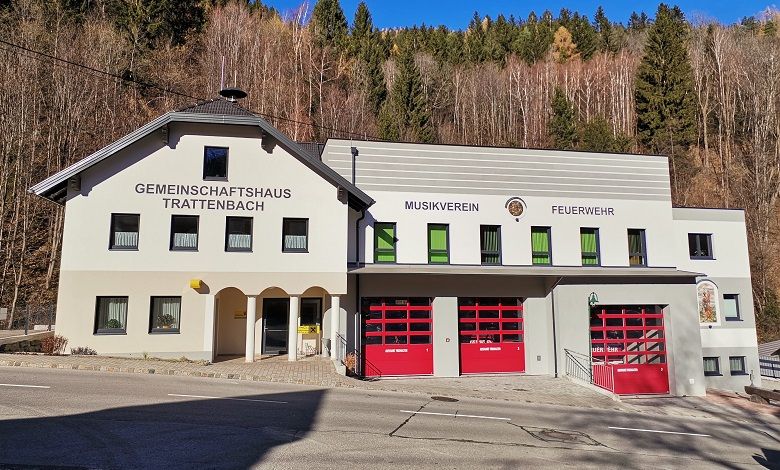 Das Gemeinschaftshaus Trattenbach mit Musikverein und Feuerwehr, umgeben von Wald.