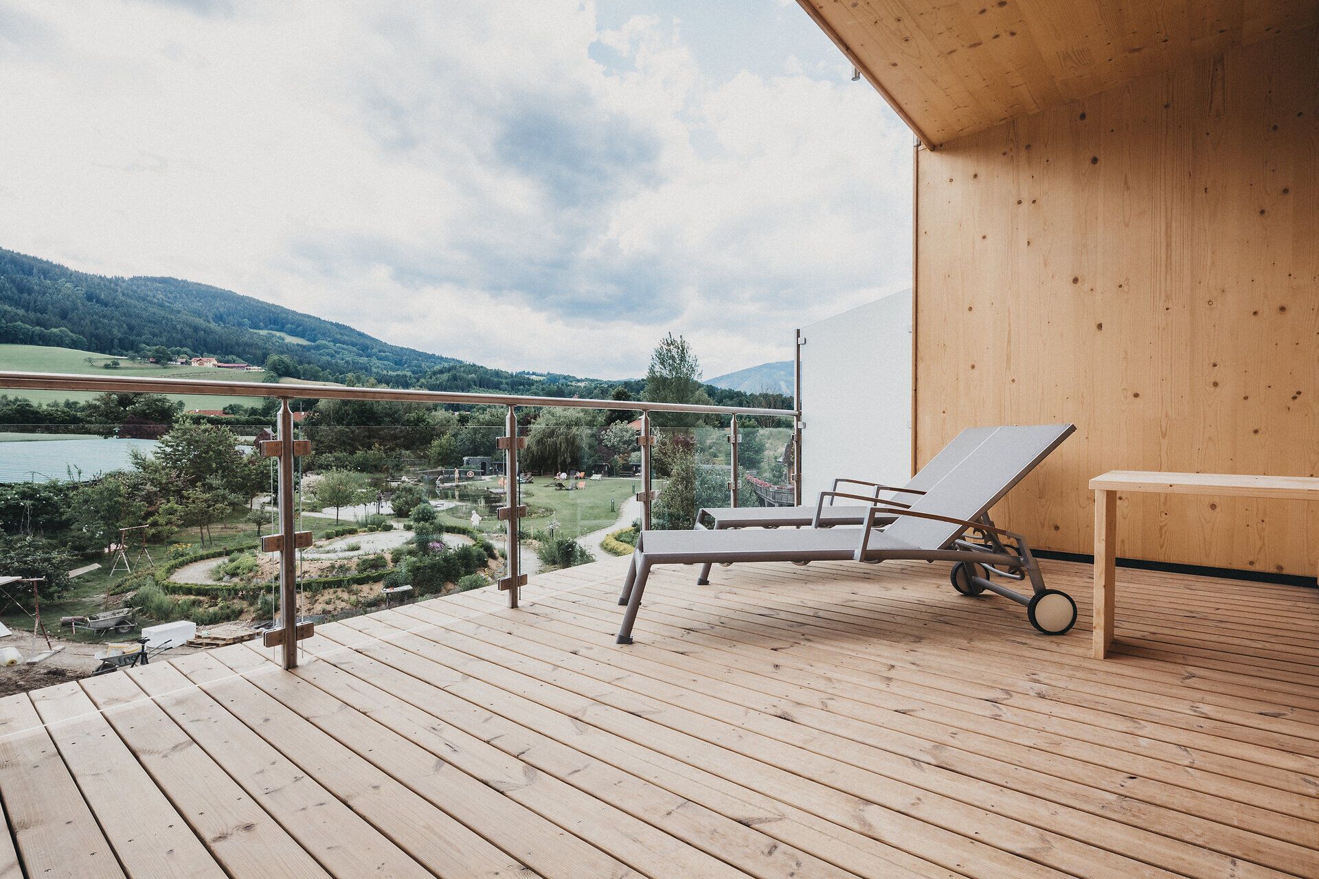 Genießen Sie die Ruhe auf der großzügigen Terrasse, während die sanften Hügel der Wiener Alpen im Hintergrund eine malerische Kulisse bieten. Der Duft von frischem Holz und die sanfte Brise laden dazu ein, die Seele baumeln zu lassen und die Schönheit der Natur zu erleben.