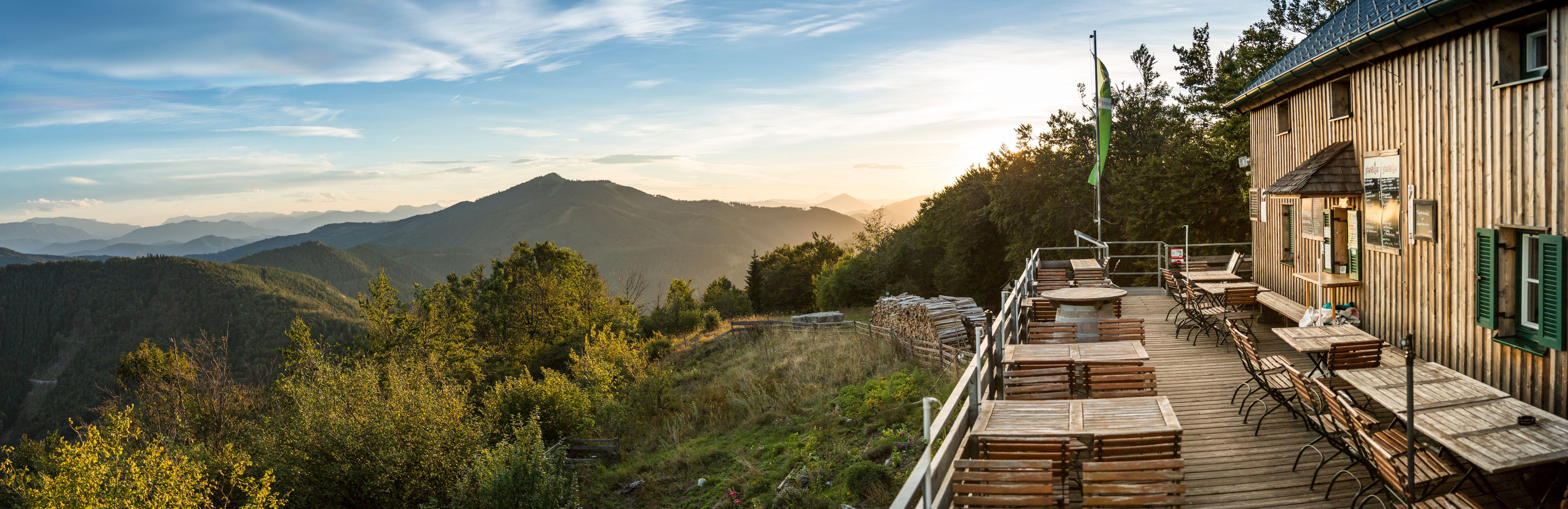 Hüttenterasse mit Ausblick auf Berglanschaft