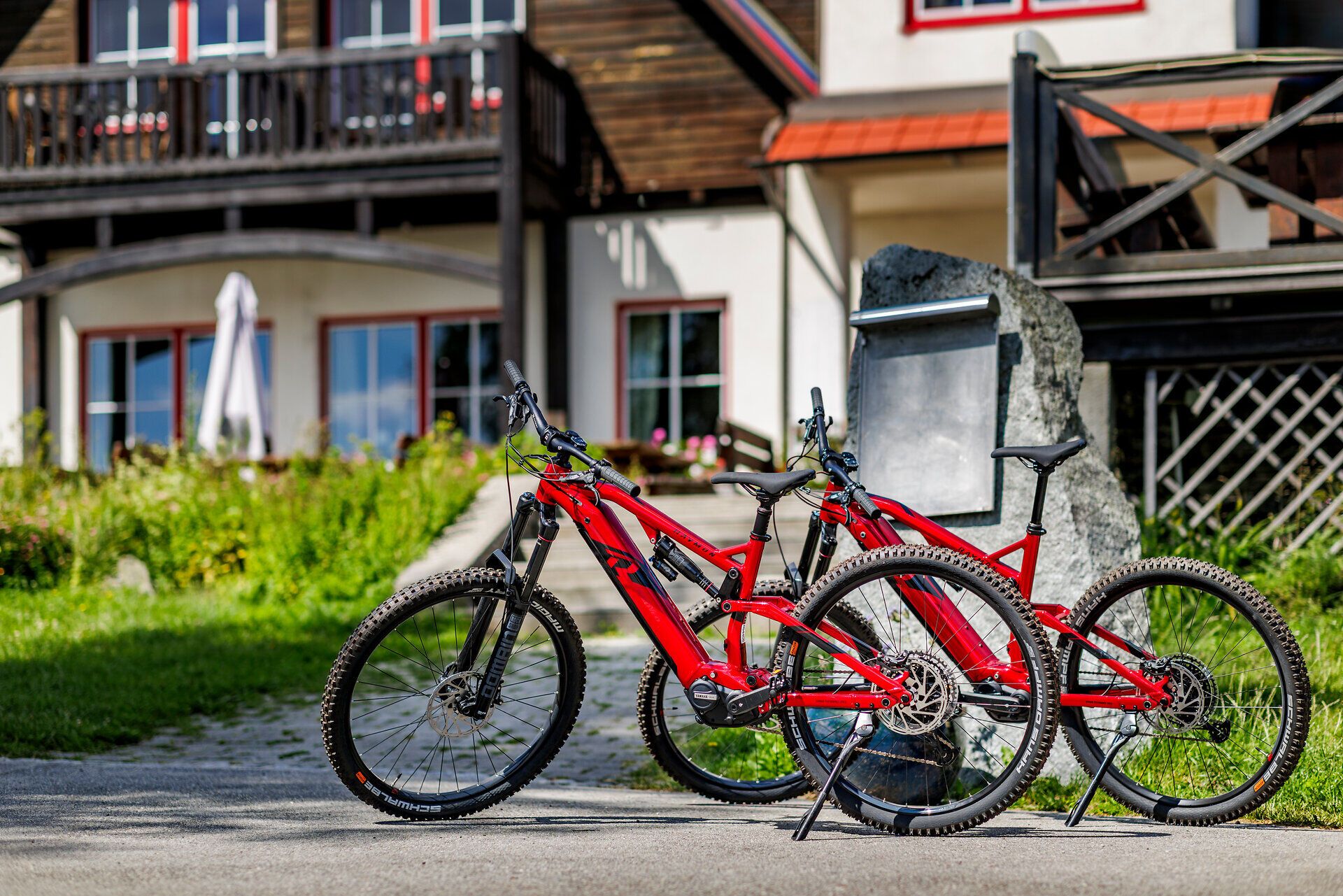 Zwei Räder parken am Weg vor dem Alpengasthof Enzian.