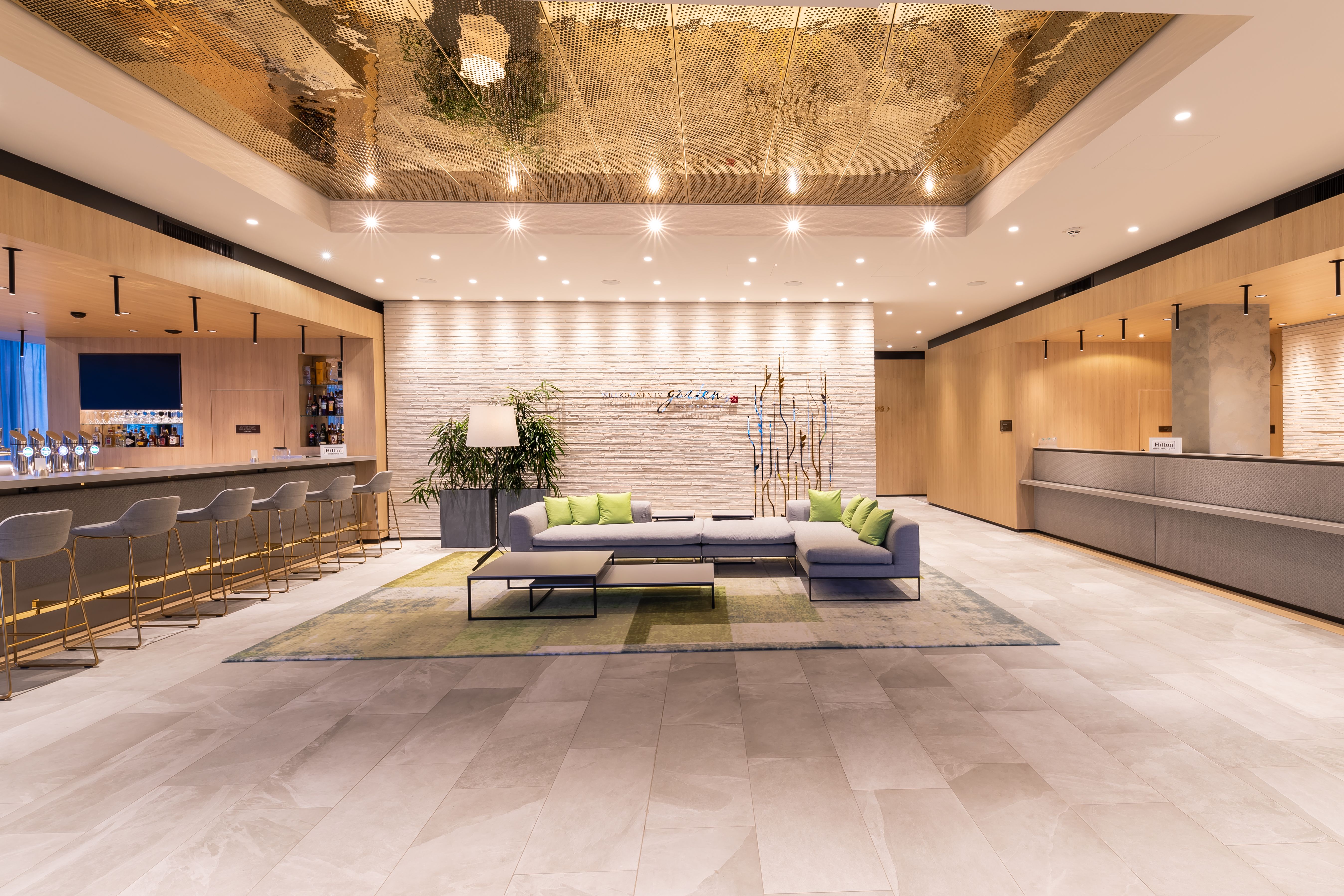 Außenansicht eines modernen Hotels bei Dämmerung.