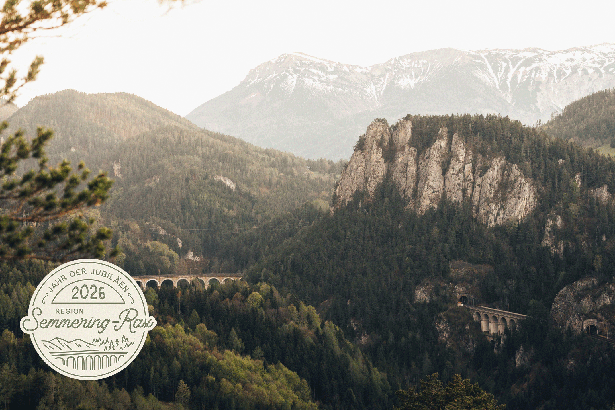 Die majestätischen Gipfel der Wiener Alpen erheben sich stolz in den Himmel, während die sanften Hügel und dichten Wälder eine harmonische Kulisse bilden. Hier, wo die Natur in voller Pracht erblüht, lädt die frische Bergluft dazu ein, die Seele baumeln zu lassen und die atemberaubenden Ausblicke zu genießen.