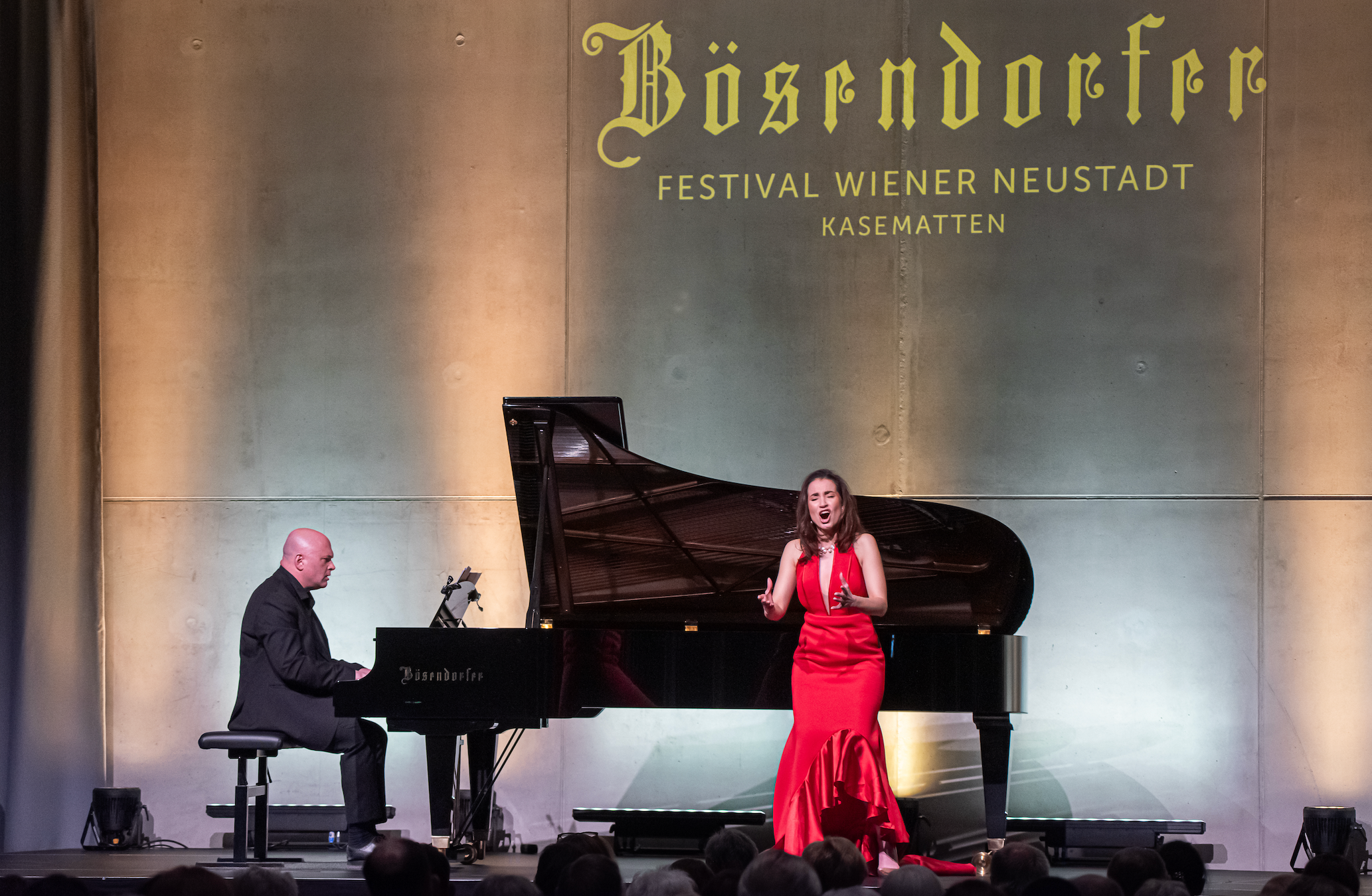 Florian Krumpöck am Flügel und Megan Kahts beim Singen auf der Bühne der Kasematten