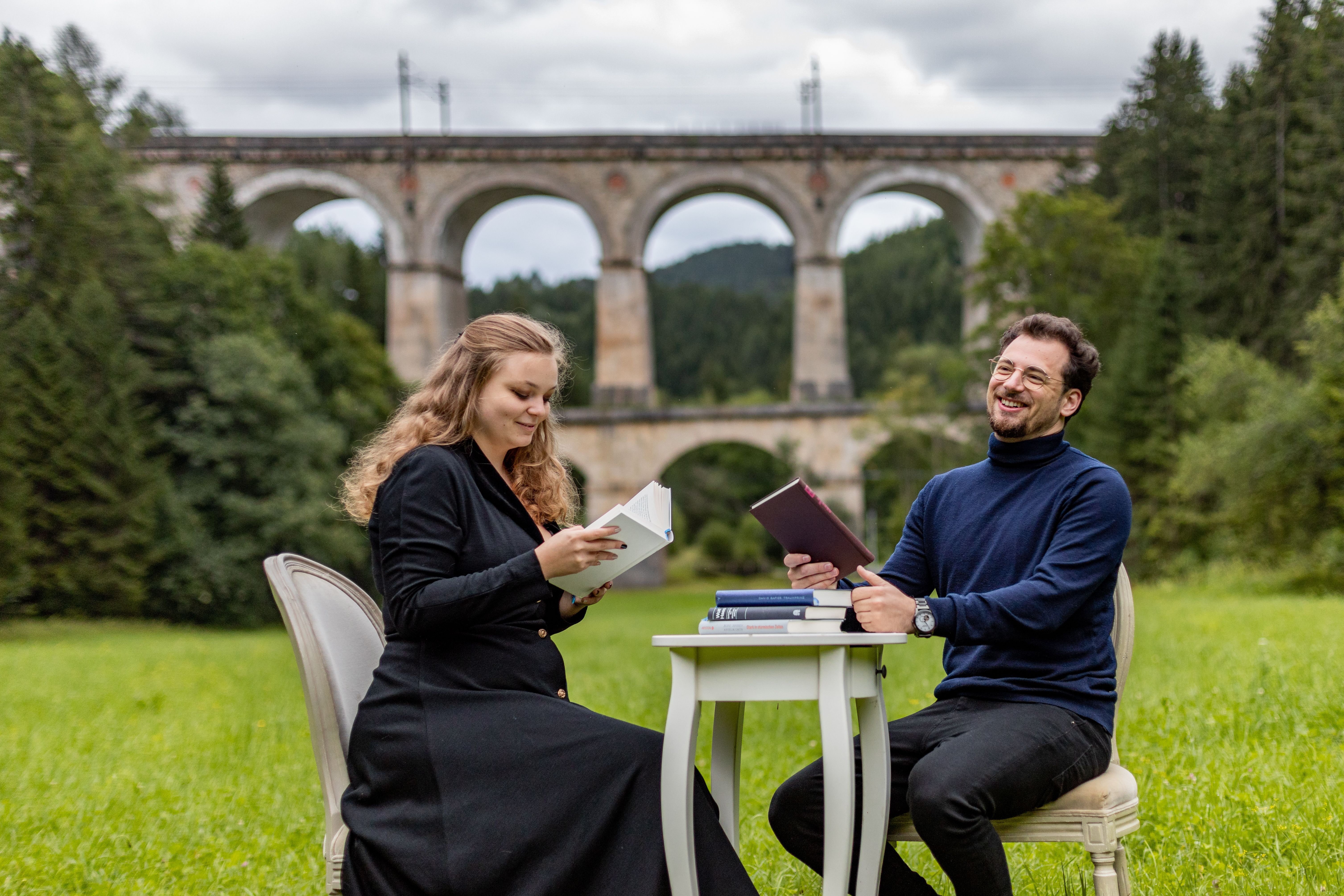 Eine Schauspielgruppe posiert mit Klavier und Masken vor der Kulisse der Rax.