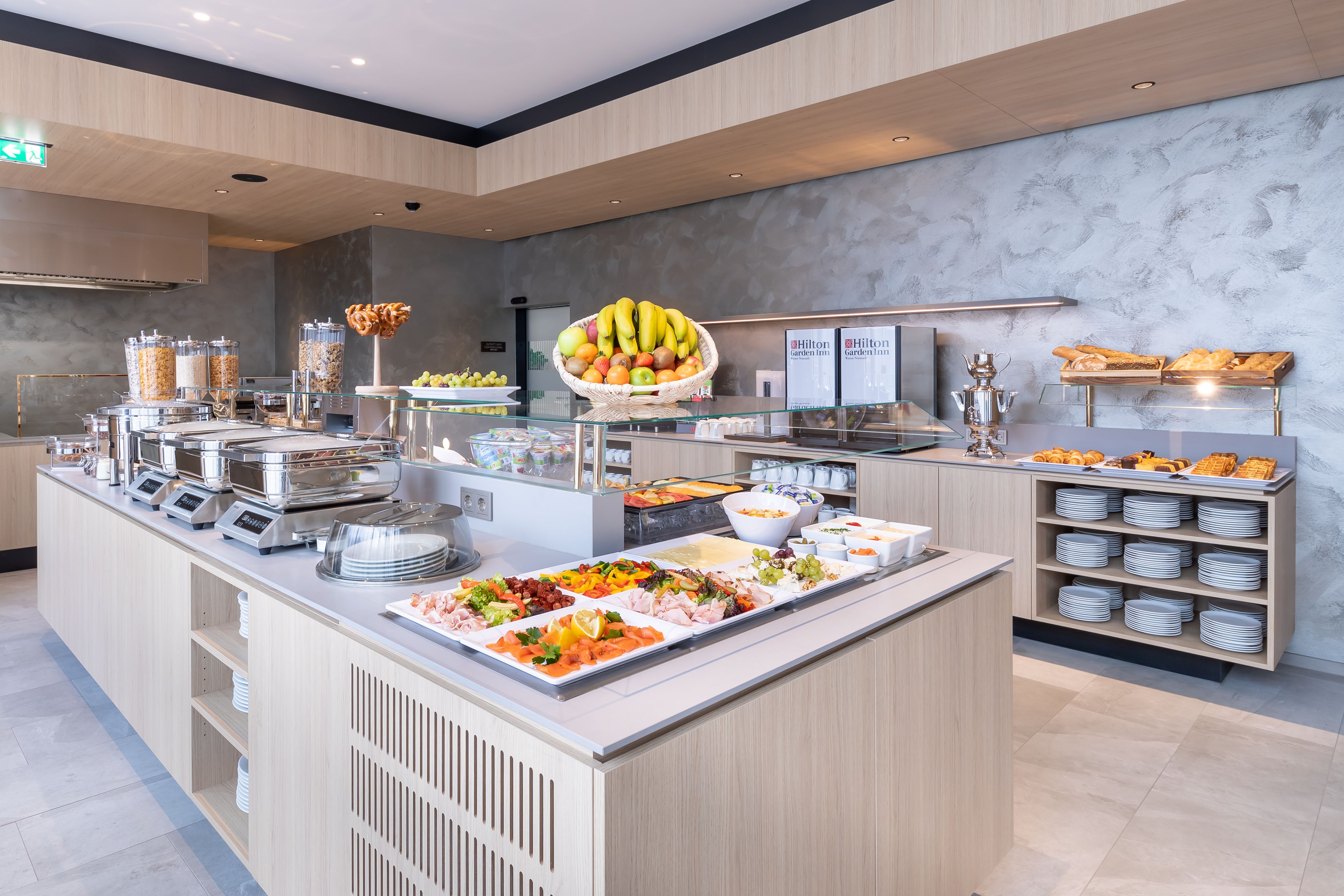 Buffet mit Obst, warmen Gerichten, Müsli, Lachs und vielen Dingen mehr im Hilton Garden Inn