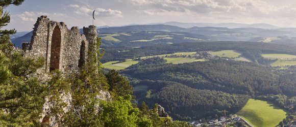 Aussicht über die Bucklige Welt von der künstlichen Ruine Türkensturz, © Niederösterreich Werbung / Michael Liebert
