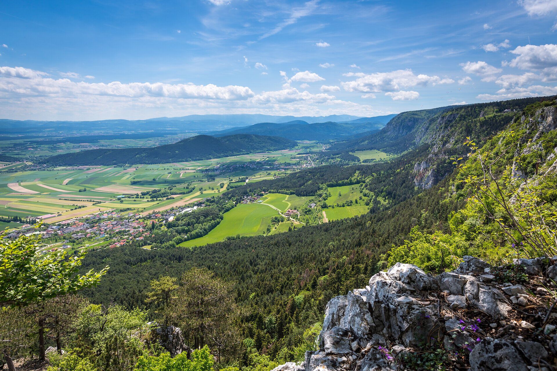 Der Ausblick vom Hanselsteighaus auf der Hohen Wand.