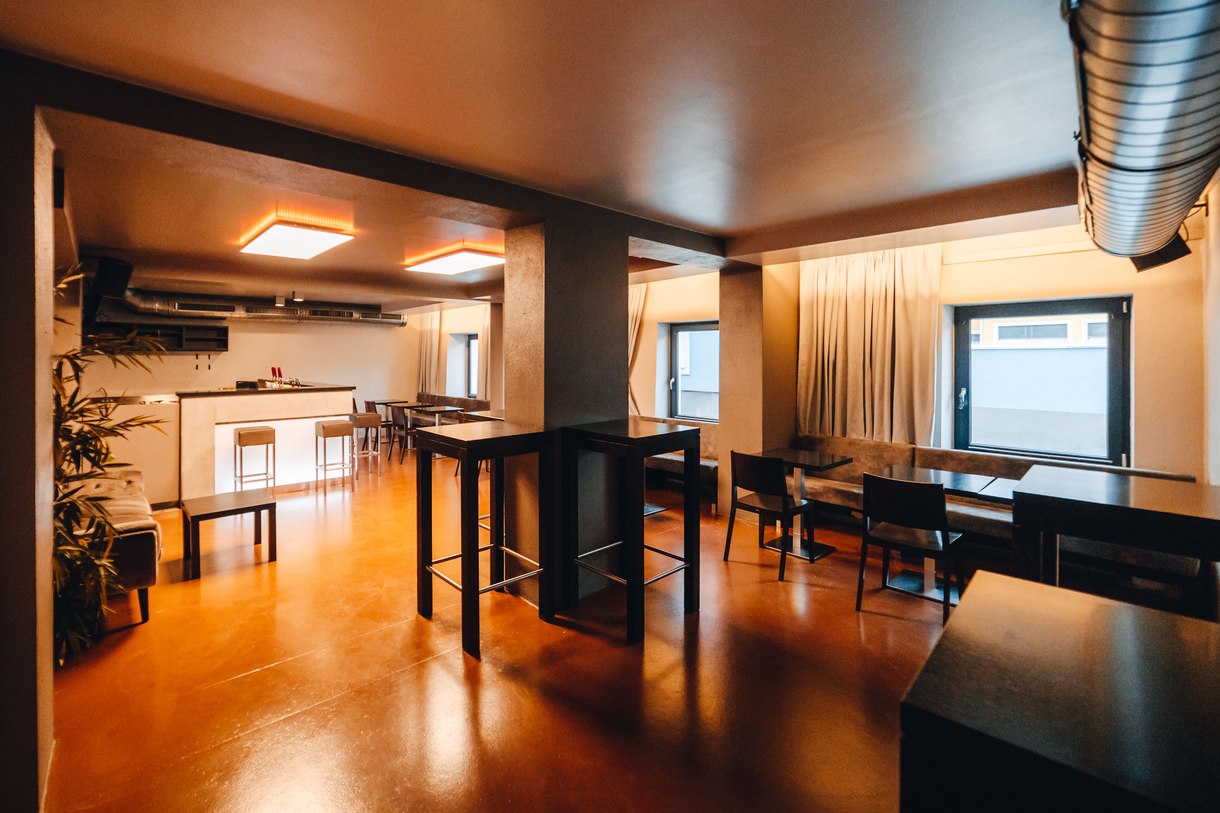 Großzügiger Raum mit einer Bar. 