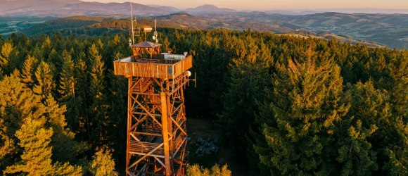 Die Aussichtswarte am Hutwisch bei Sonnenaufgang, © Wiener Alpen
