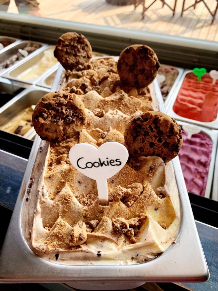 Eisbehälter mit Cookies-Eis und Keksen dekoriert.