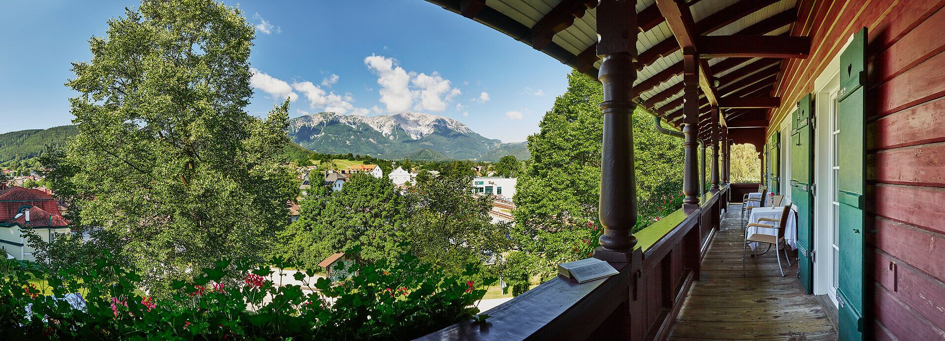 Genießen Sie die atemberaubende Aussicht auf die majestätischen Berge, während die sanfte Brise durch die Bäume weht. Die idyllische Umgebung lädt zu unvergesslichen Wanderungen und entspannenden Momenten auf der Terrasse ein. Hier wird der Sommer in den Bergen zum wahren Erlebnis.