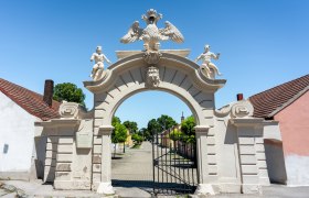 Adlertor Lichtenw&ouml;rth, &copy; Wiener Alpen in Nieder&ouml;sterreich