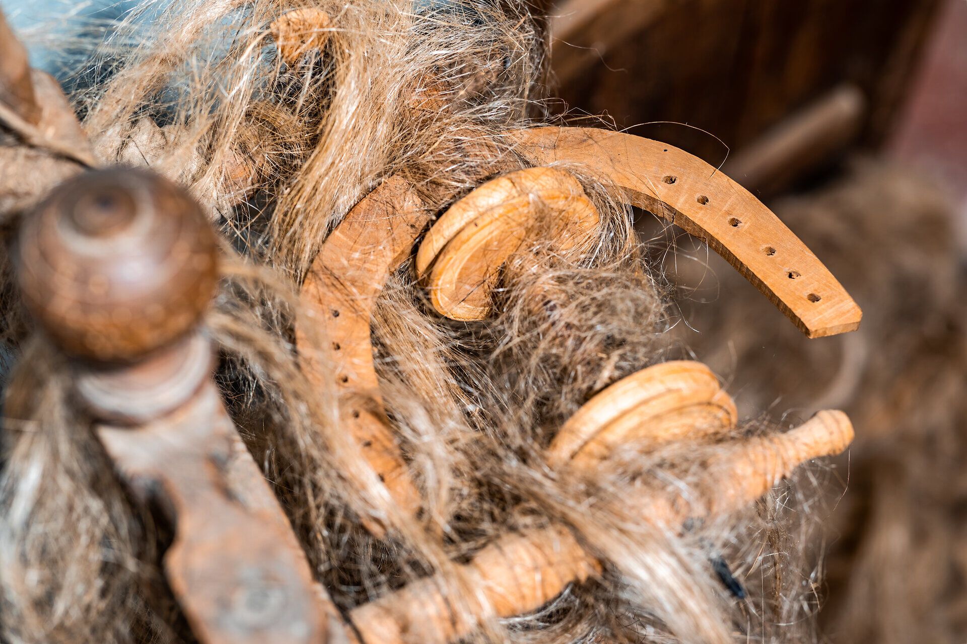 Detailansicht eines alten Spinnrads mit Flachs im Museumsdorf Krumbach