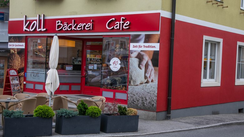 Außenansicht einer Bäckerei mit Café und Sitzbereich in Aspang.