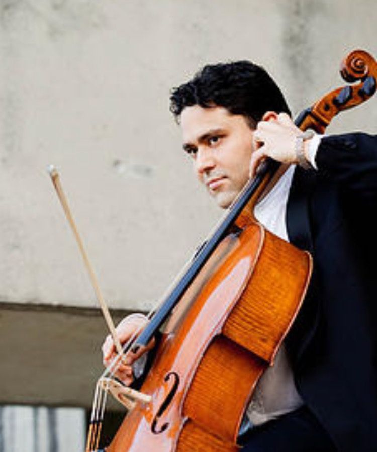 Ein Cellist spielt konzentriert auf seinem Cello.