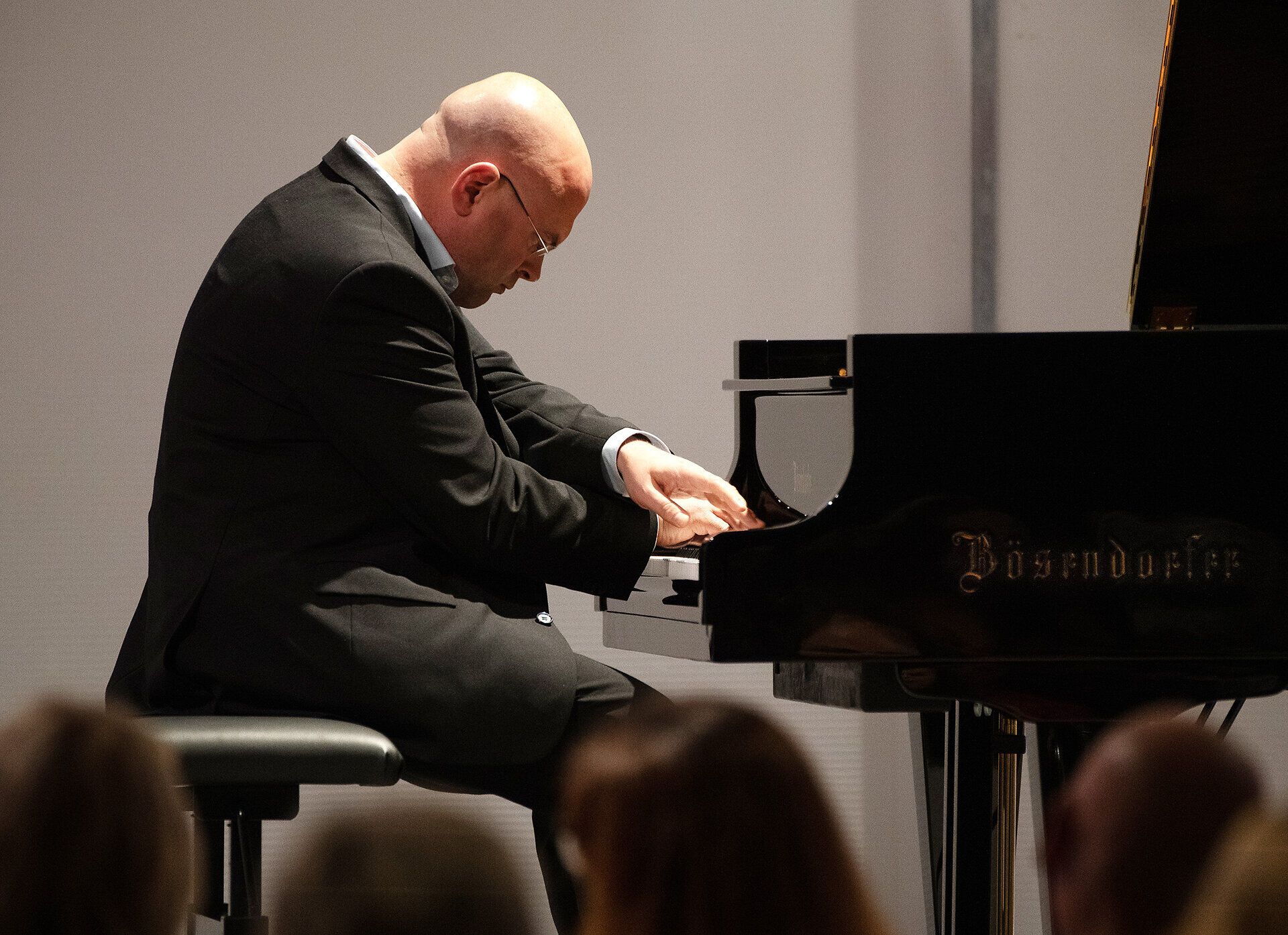 Ein talentierter Pianist vertieft sich in die Klänge seines Instruments, während die sanften Lichter des Raumes eine intime Atmosphäre schaffen. Die Zuhörer sind gebannt von der musikalischen Darbietung, die Emotionen weckt und die Seele berührt. Ein unvergesslicher Abend voller Kultur und Leidenschaft erwartet die Besucher.