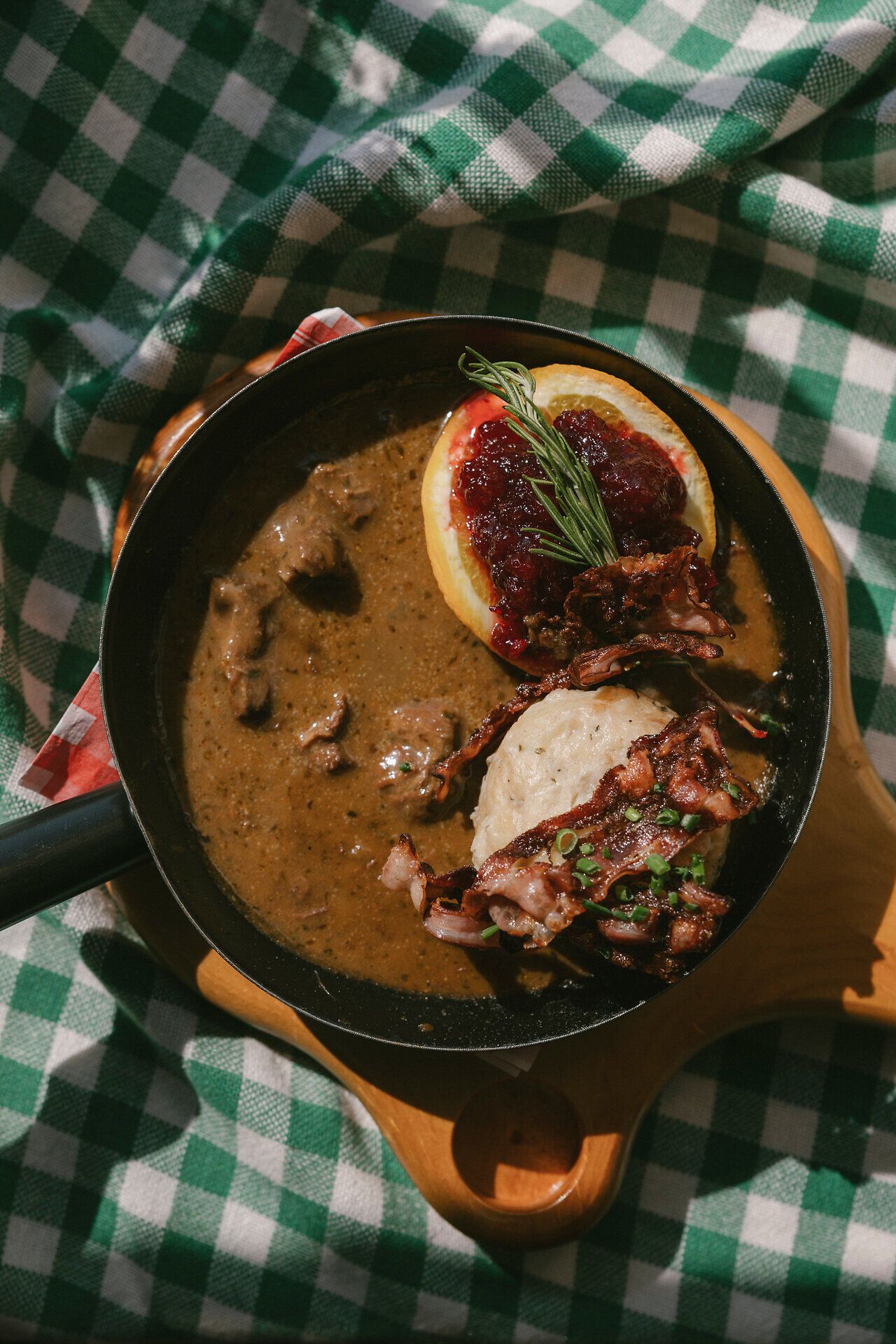 Rehragout mit Speckknödel in einer Pfanne im Raxalm-Berggasthof