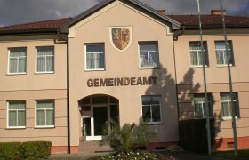 Frontansicht des Gemeindeamts Grafenbach-St. Valentin mit Wappen über dem Eingang.