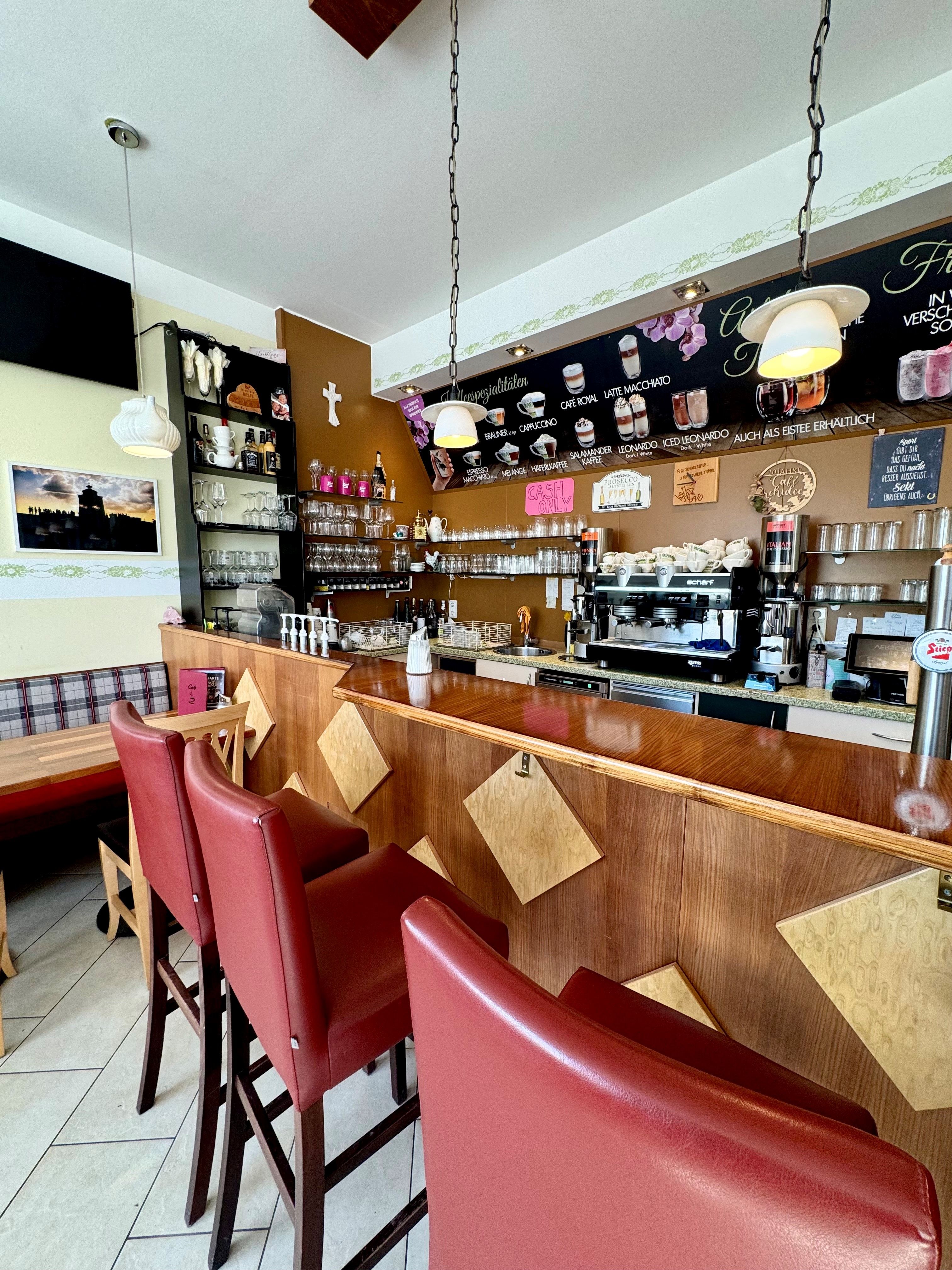 Bartresen eines Cafes mit Menü 