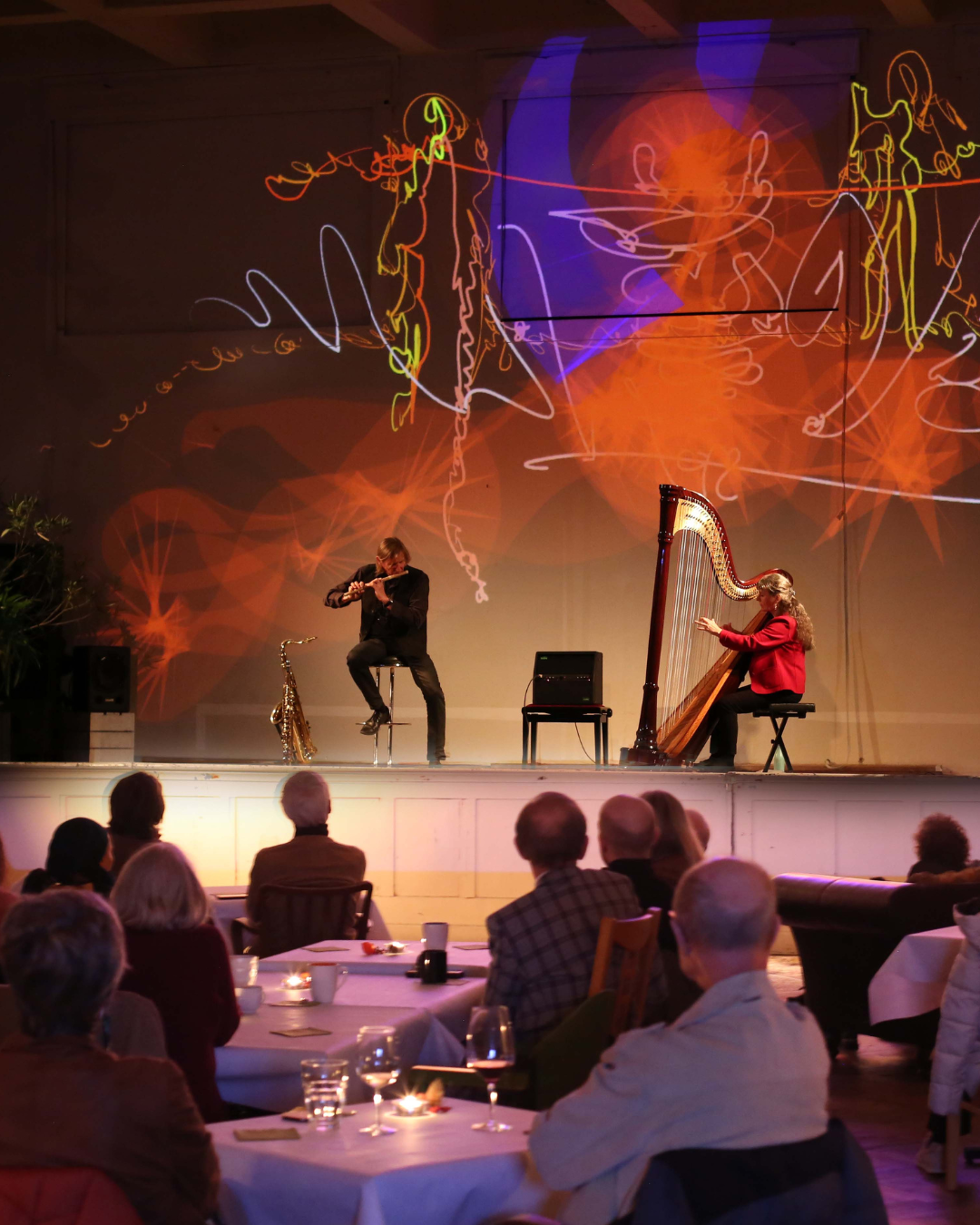 Kunstraum von innen, helle Farben Skulpturen und Gemälde 