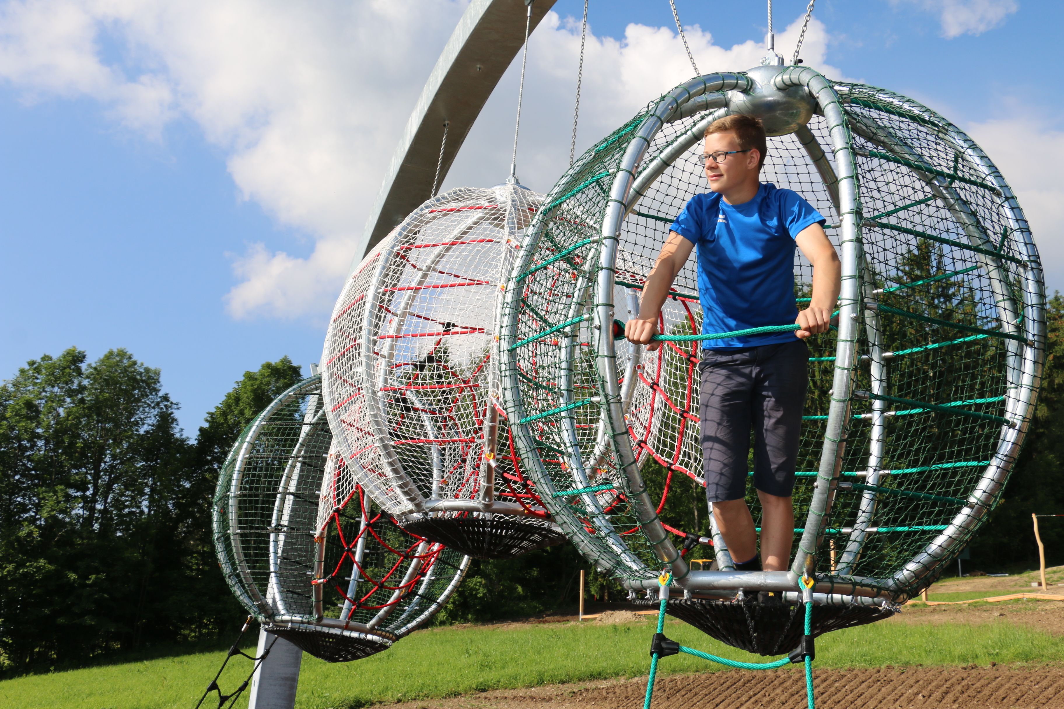 Person in einem Klettergerüst im Motorikpark.