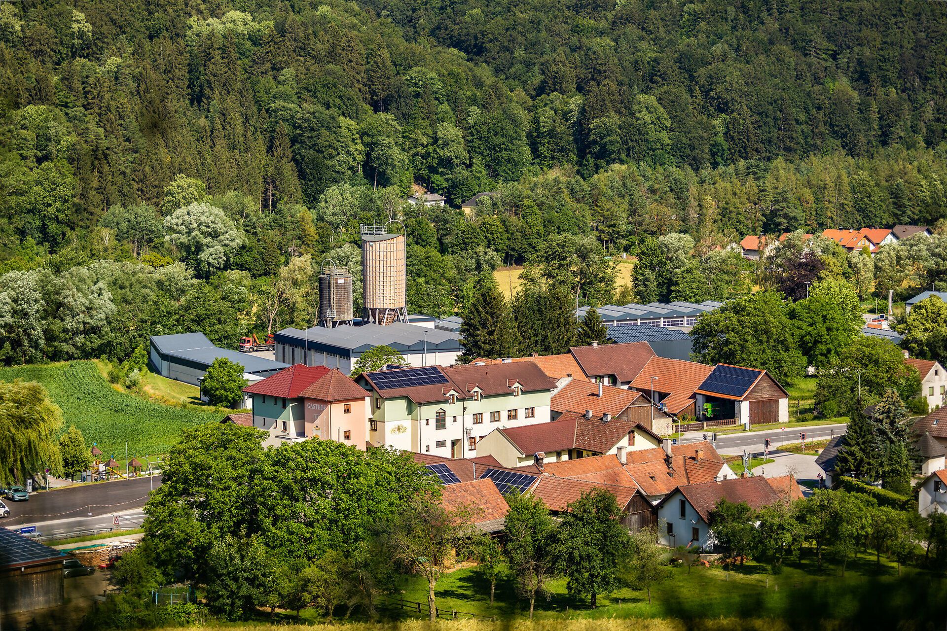 Gasthaus Pichler in Petersbaumgarten liegt günstig in der Nähe der Autobahn und auch die Radwege der Region liegen in direkter Nähe. 