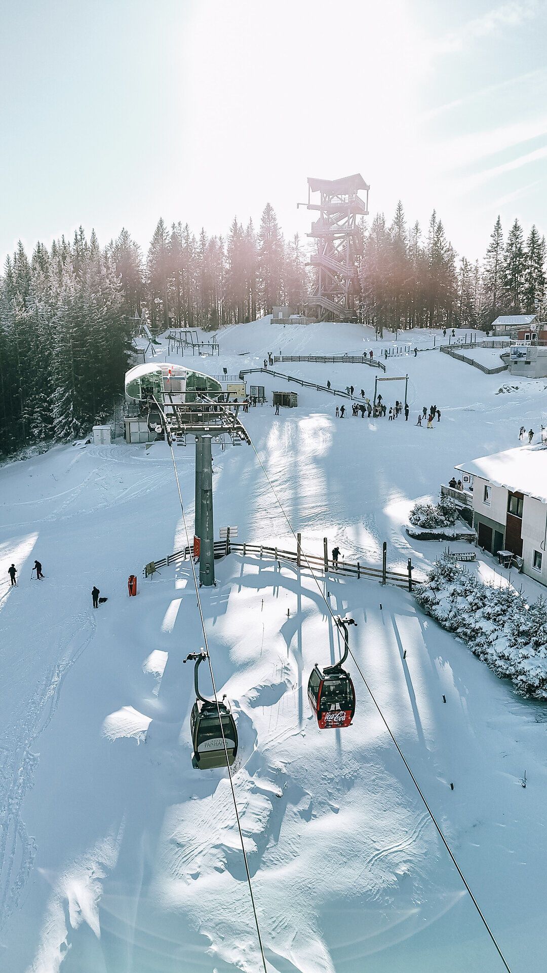 Skifahrer auf der Piste am Semmering Hirschenkogel