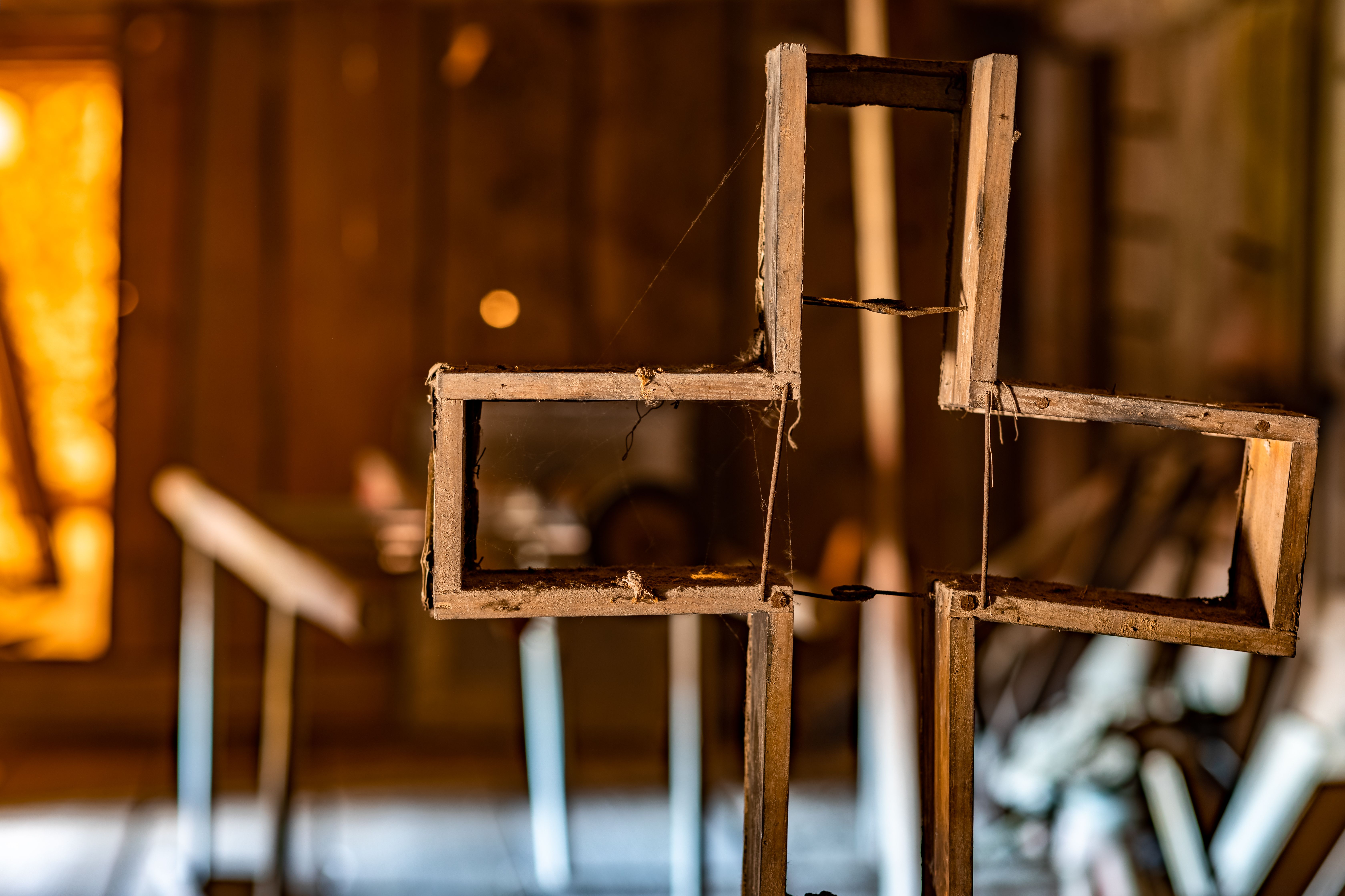 Detailaufnahme einer hölzernen Kreuzkonstruktion am Dachgeschoss der Wehrkirche Lichtenegg