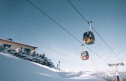 Gondeln der Bergbahn Semmering Hirschenkogel im Winter