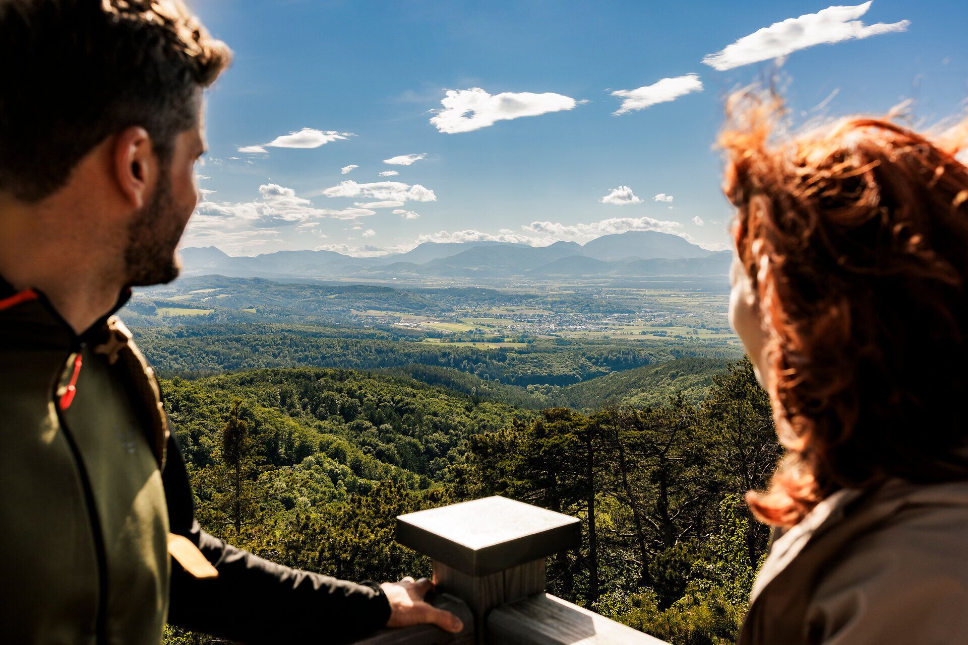 Ein Frau und ein Mann genießen den Ausblick von der Aussichtswarte Lanzenkirchen am Rosalia Rundwanderweg.