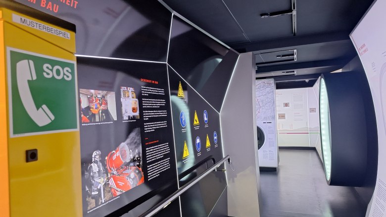 Ausstellung über Sicherheit im Bau mit SOS-Telefon und Informationstafeln.