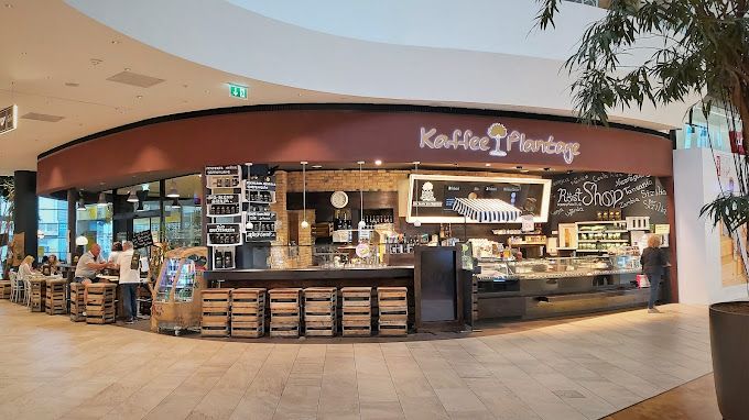 Innenansicht des Cafés namens Kaffee Plantage im Einkaufszentrum Fischapark.