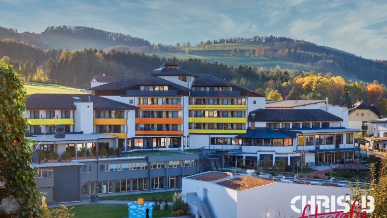 Vivea 4* Hotel Bad Schönau Zum Landsknecht in einer malerischen Landschaft.