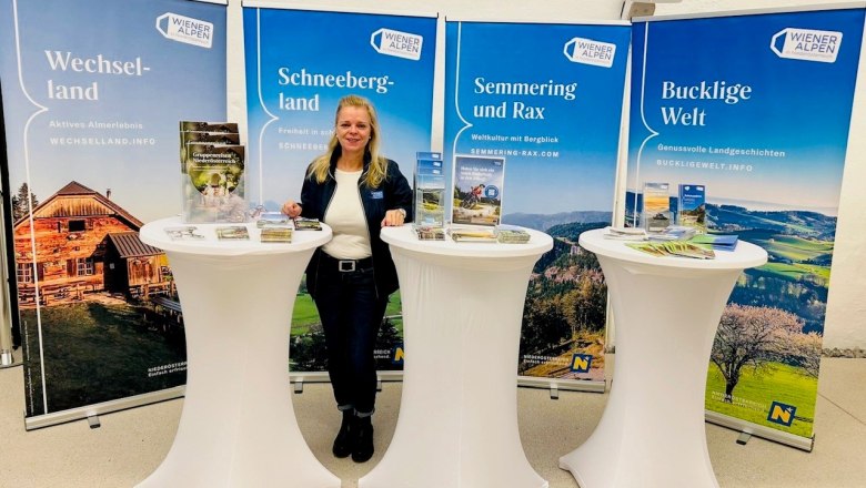 Frau hinter 3 Stehtische Rollups von jeder Region 