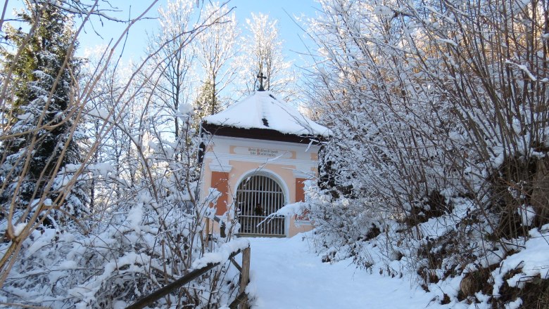 Verschneite Kapelle am Kalvarienberg in Kirchberg am Wechsel.