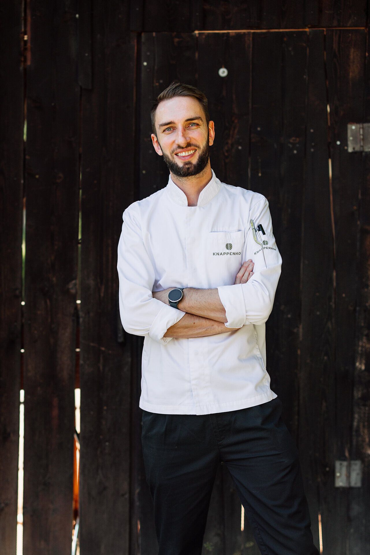 Inmitten der malerischen Kulisse der Wiener Alpen strahlt der Küchenchef Tomaž Fink in seiner weißen Kochjacke. Seine Leidenschaft für die regionale Küche spiegelt sich in jedem Detail wider, während er die Gäste auf eine kulinarische Reise einlädt, die die Aromen der Umgebung zelebriert.