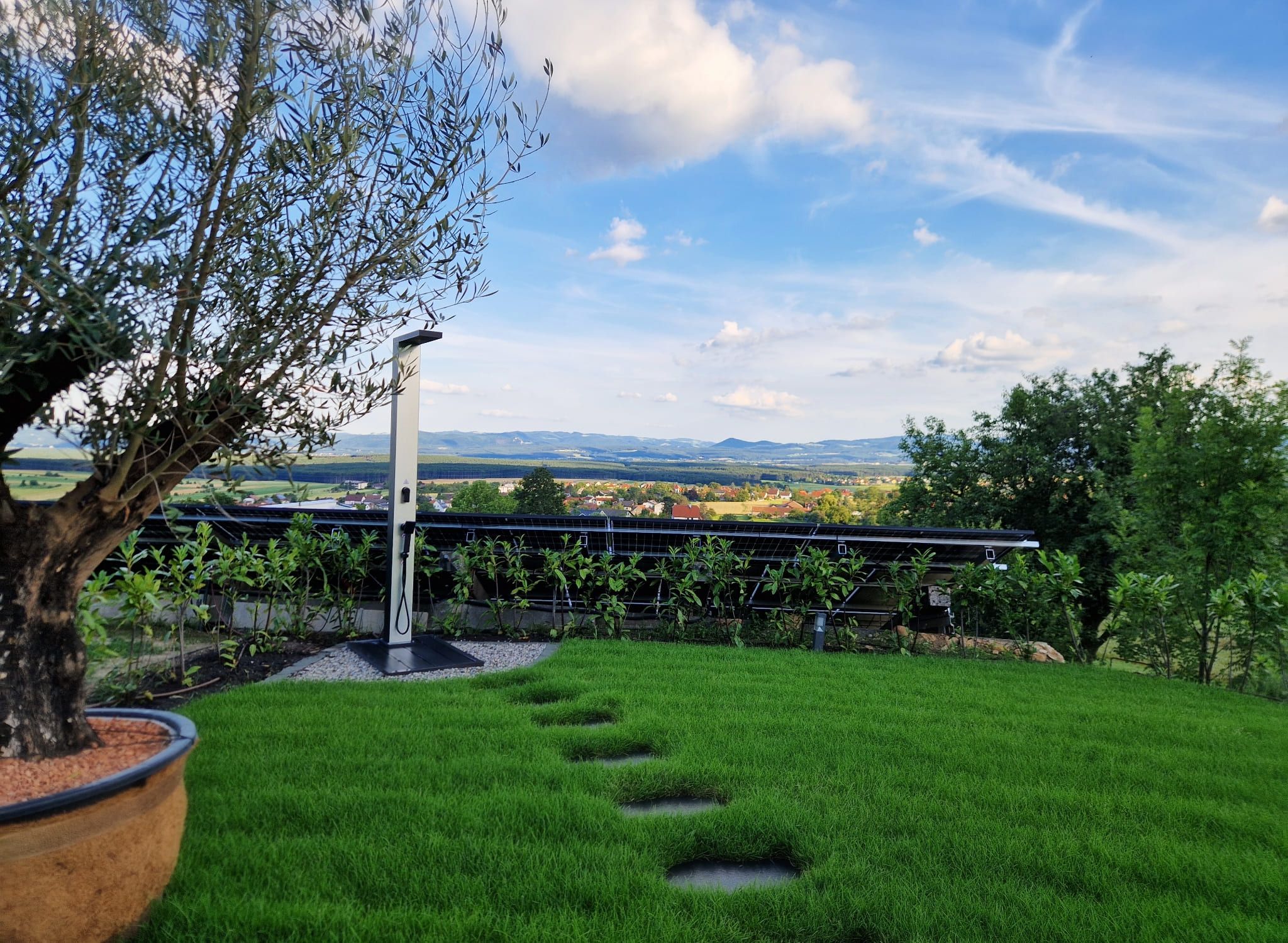 Garten mit Solardusche und Aussicht auf Landschaft.